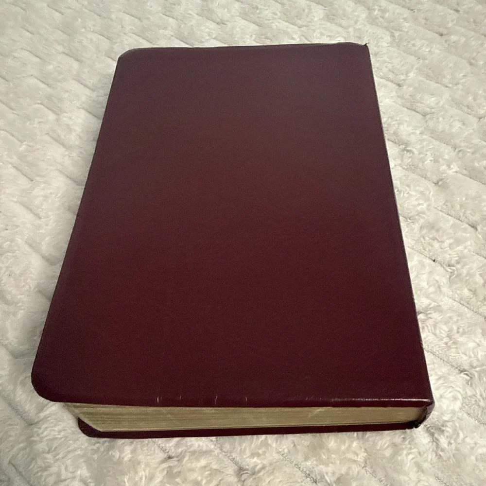 Holy Bible New Living Tyndale Red Letter Verse Finder Large Print Burgundy 1996